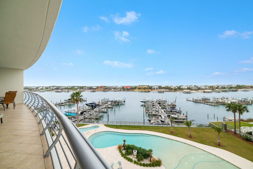 Discover the beauty of Ole River from this stunning balcony vantage point. Witness the vibrant coastal scenery and the tranquil waters of the bay.