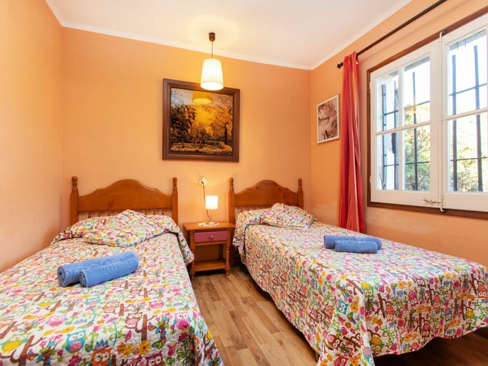Furniture, Building, Window, Comfort, Wood, Picture Frame, Textile, Lighting, Interior Design, Bed Frame