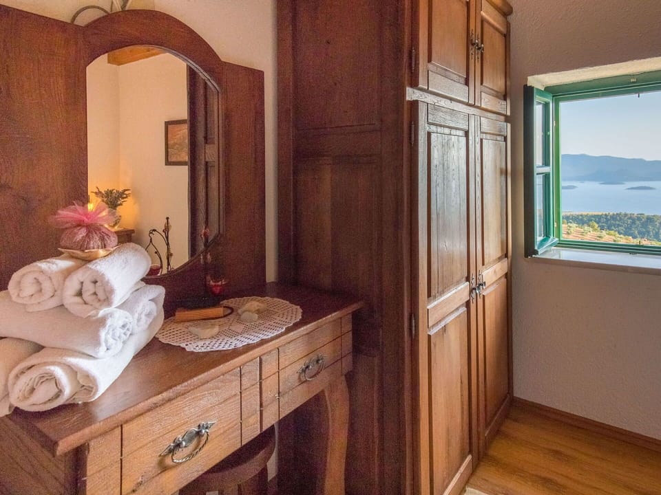 Mirror, Property, Cabinetry, Wood, Interior Design, Flower, Drawer, Floor, Wood Stain, Hardwood