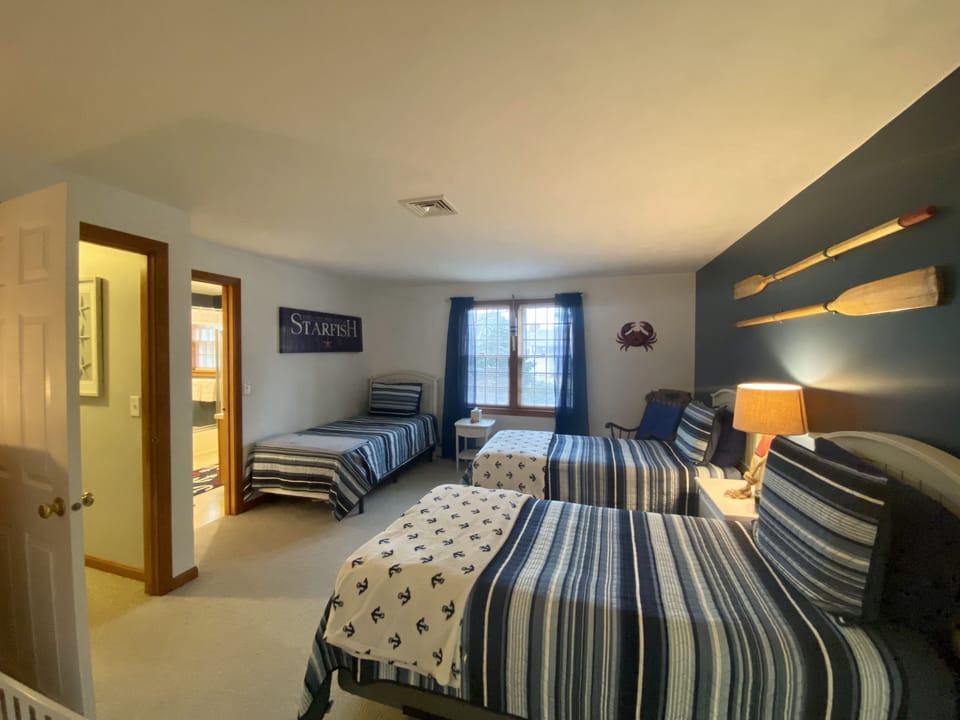 Secondary Bedroom - upstairs