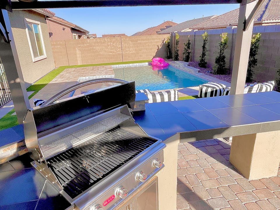 Grill/ Pool View 