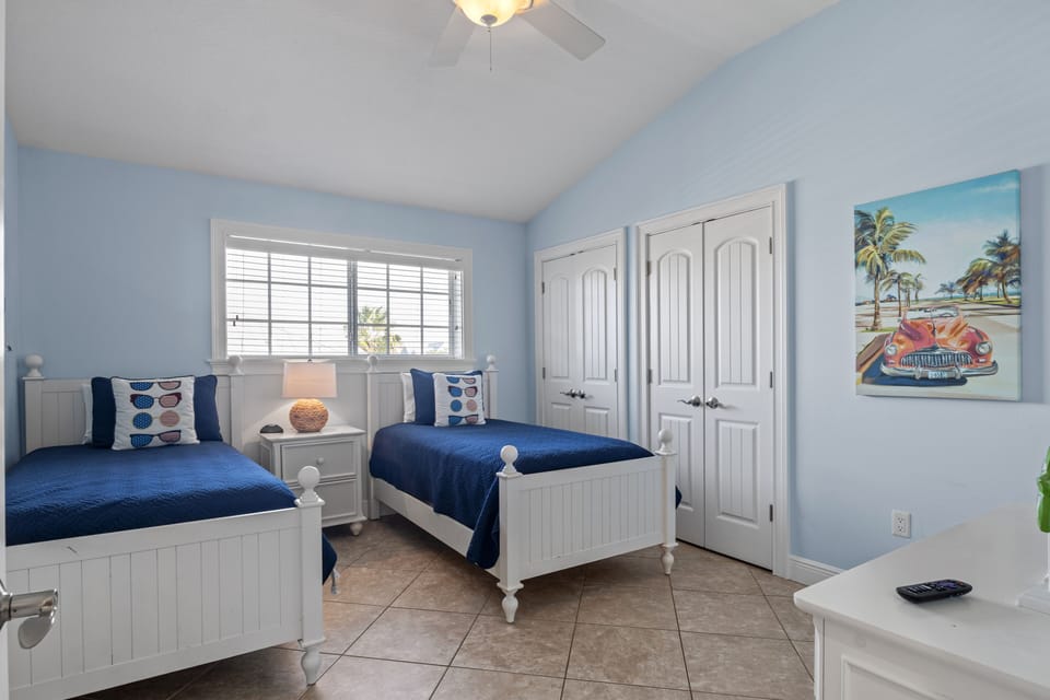 Top floor twin bedroom with shared Jack and Jill bathroom