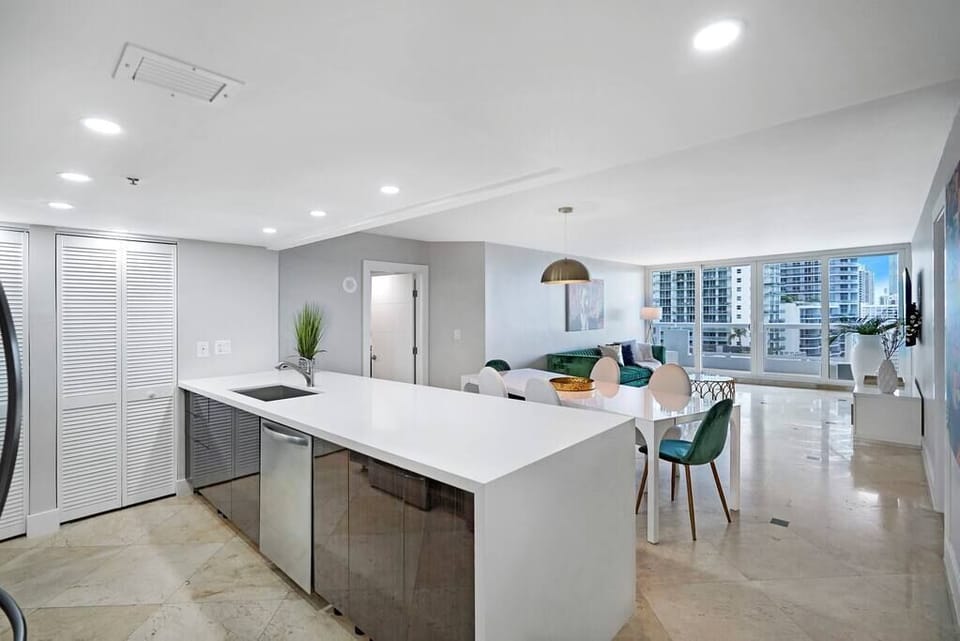 Fully equipped kitchen, washer/dryer