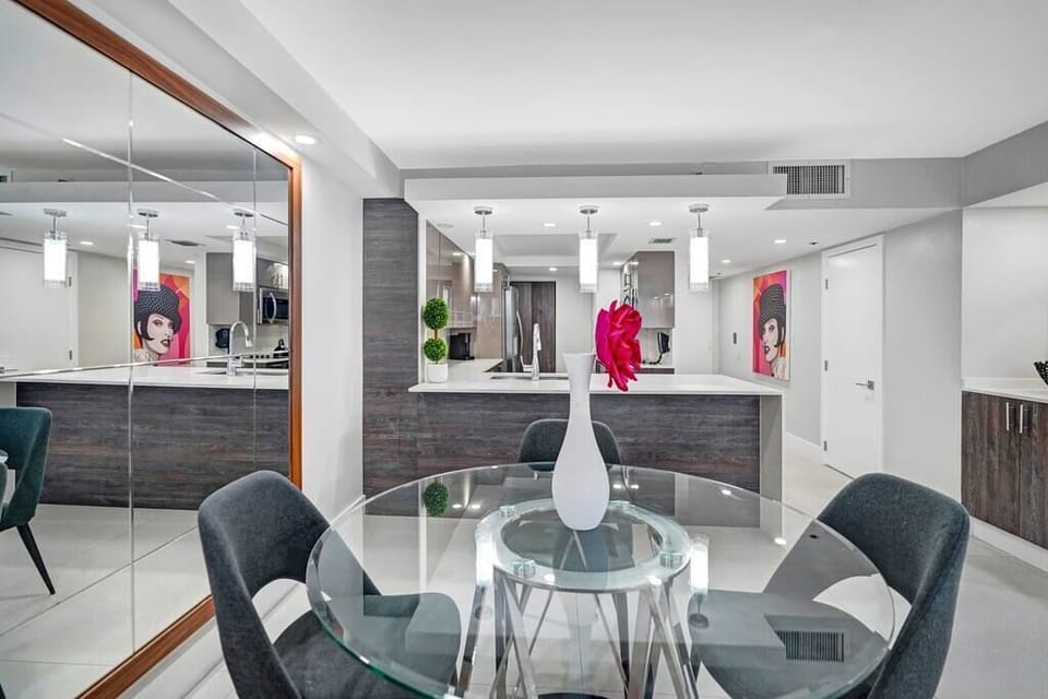 Dining area, fully equipped kitchen with washer/dryer