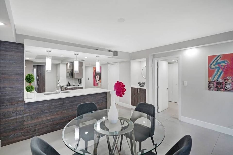 Dining area, fully equipped kitchen with washer/dryer