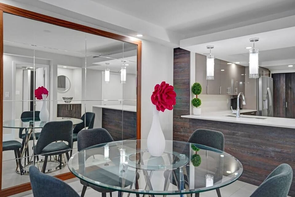Dining area, fully equipped kitchen 
