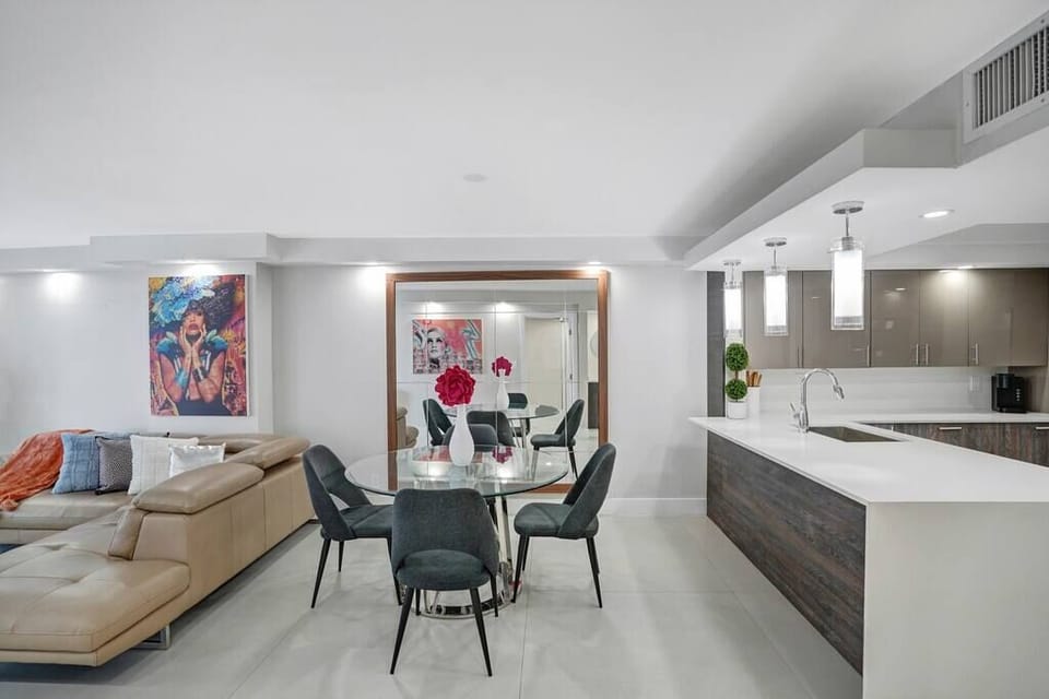 Living area, dining area, view into fully equipped kitchen 