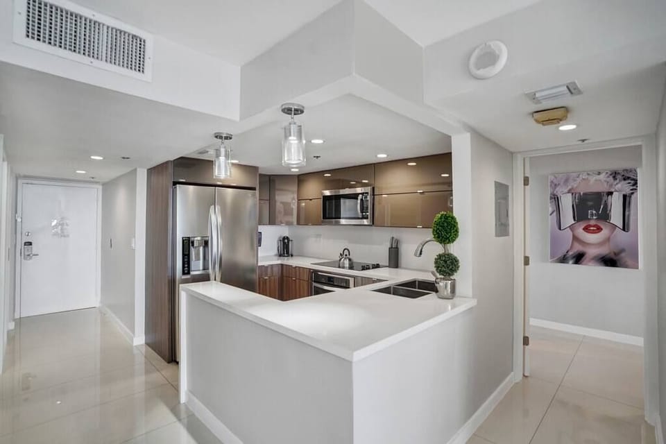 Fully equipped kitchen, washer/dryer, front entrance, entry into master/suite