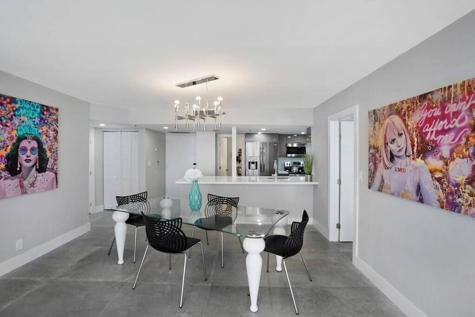 Dining area, fully equipped kitchen