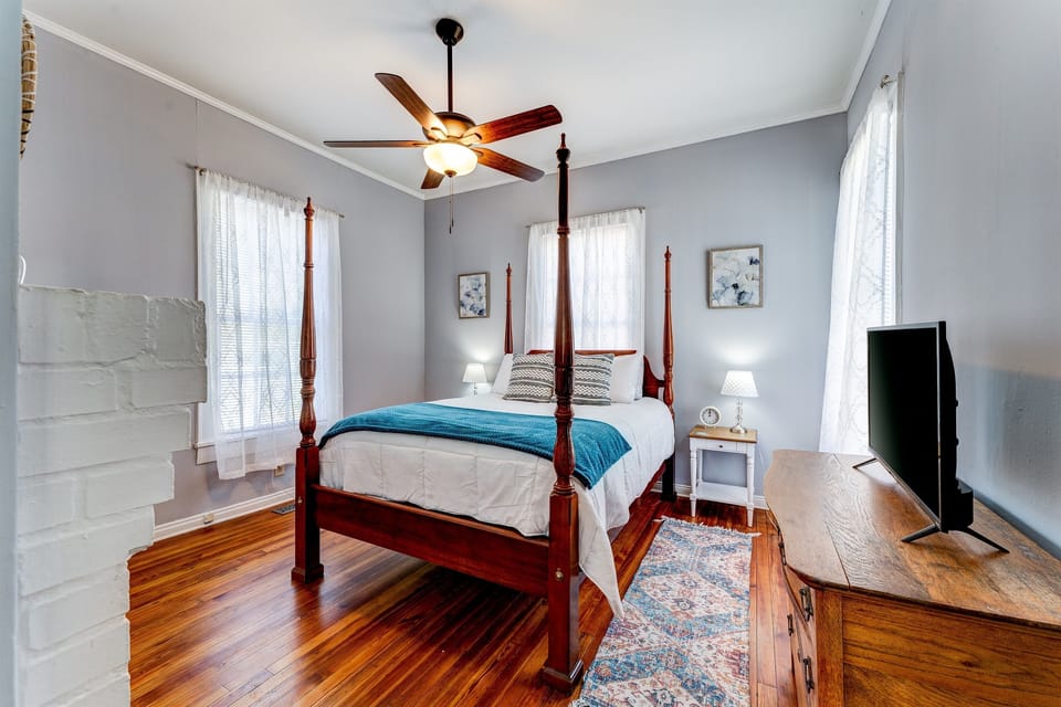 Front Bedroom Queen