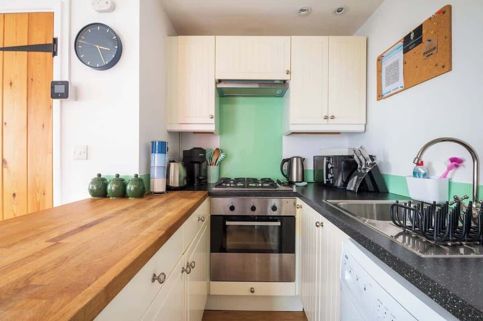 The kitchen has everything you need for a self-catering holiday. Don't feel like cooking? No problem. There's a choice of pubs and restaurants within a 2-minute walk of Y Bothy.

Guest favourites: MamGu's Welshcakes, No.35 & The Cambrian.