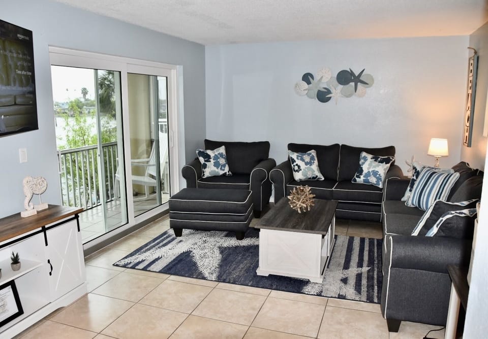 Large living area with lots of seating and pull out sofa bed