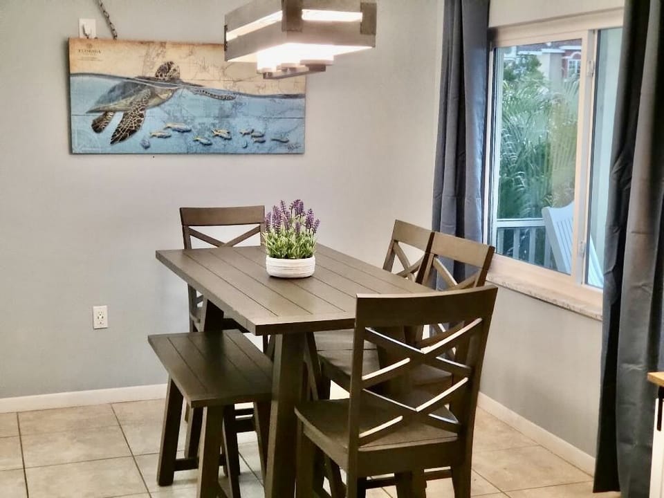 Dining with seating for 6