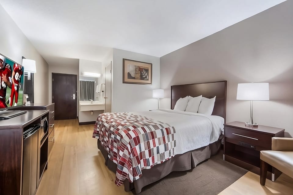 Unit with Queen size bed The exact unit will be assigned upon arrival. Views, colors, and decor may vary