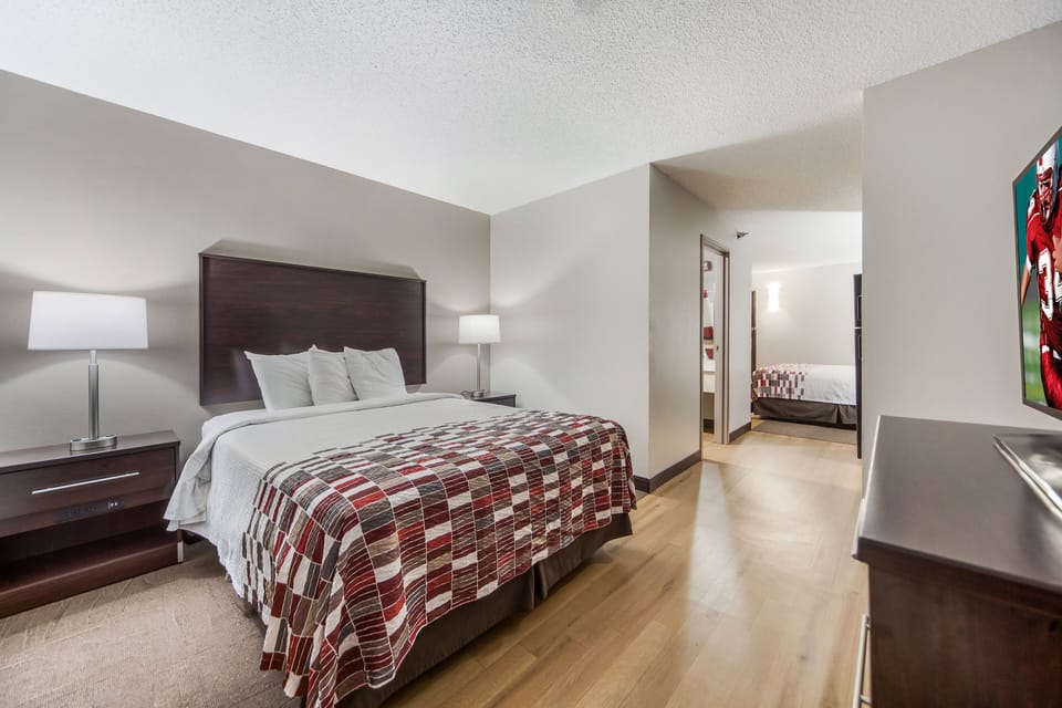 Unit with Queen size bed The exact unit will be assigned upon arrival. Views, colors, and decor may vary
