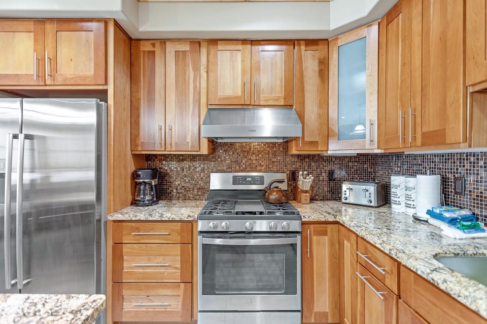 Room, Indoors, Kitchen, Furniture, Oven