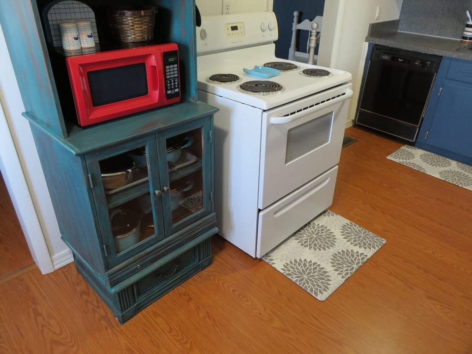Microwave, stove/oven, dishwasher