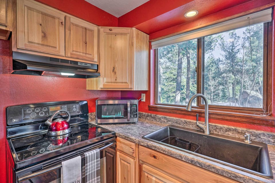 Well-Equipped Kitchen | Toaster | Spices | Ice Maker