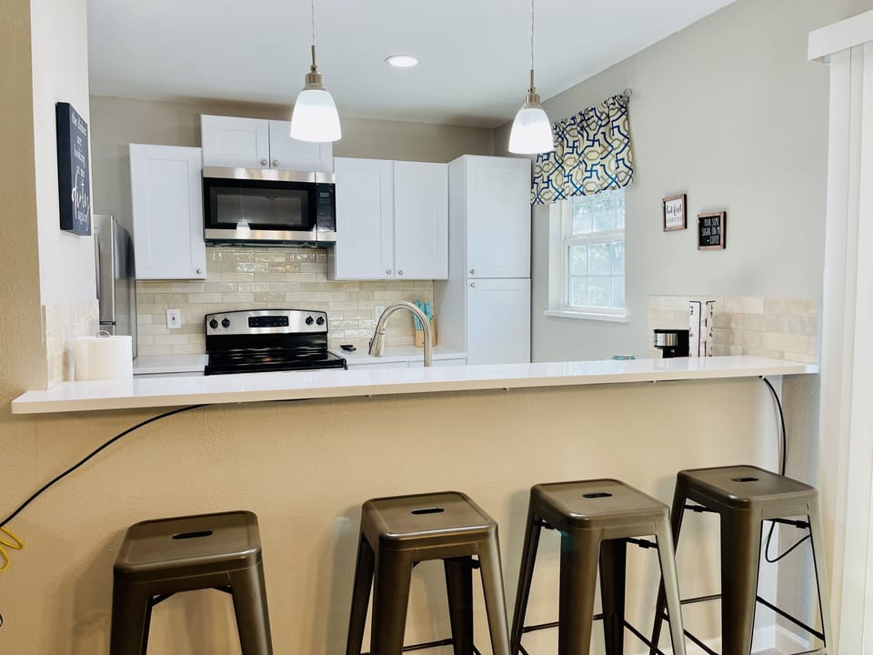 Kitchen Bar with 4 chairs