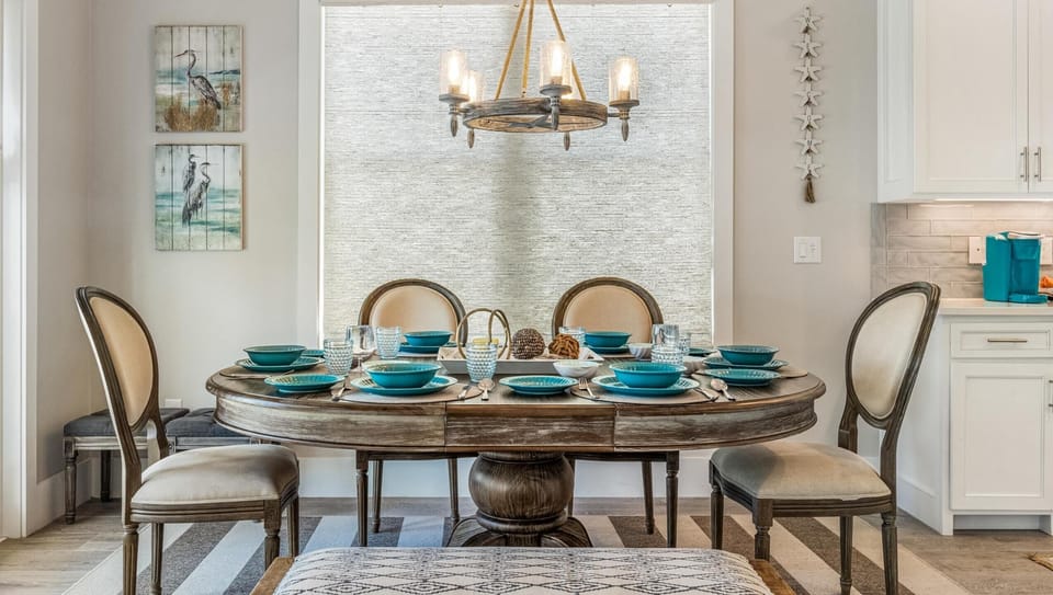 Dining Area - Seats 6+