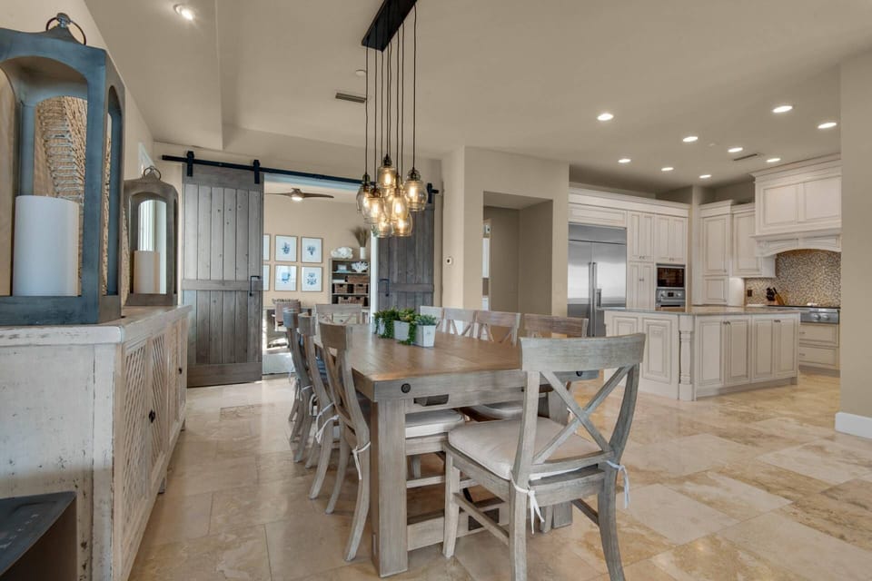 Large dining room area - Seating for 10