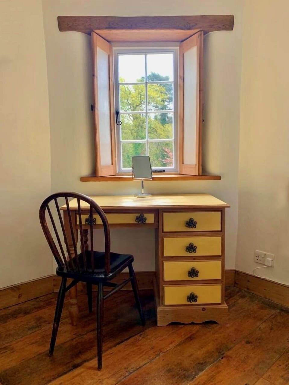 Dressing table / desk in the master bedroom