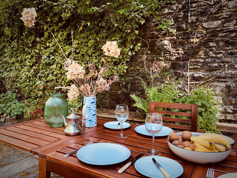 Dining in the garden at Bridge Cottage