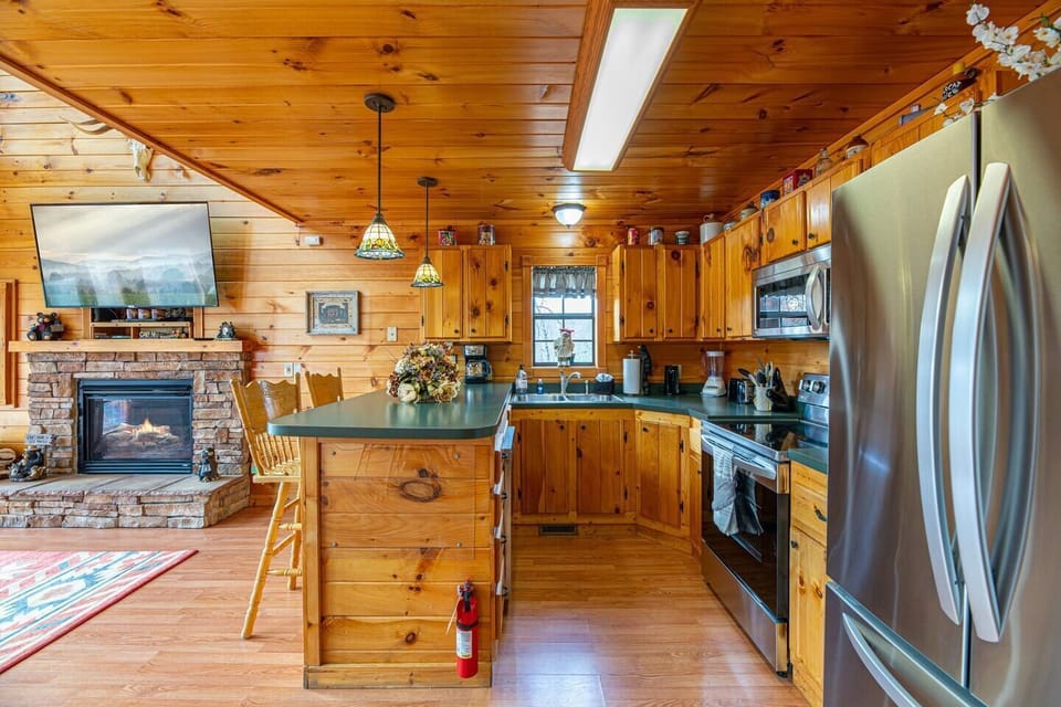 Kitchen with stainless steel appliances! We fully stock our kitchen with dishes, pots and pans, silverware and baking trays. We even have cookware for Thanksgiving holiday! Just bring your family and friends, let's have a feast!