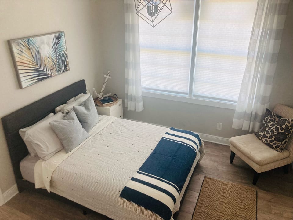 Bedroom 4- Queen bed and Dresser