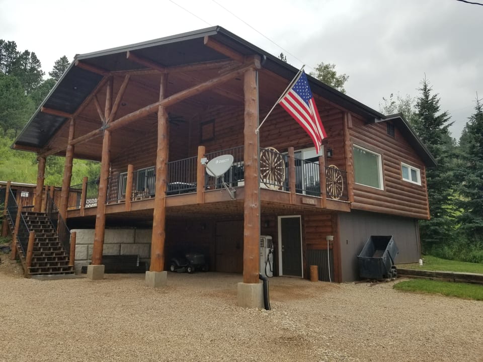 Cabin view from driveway.