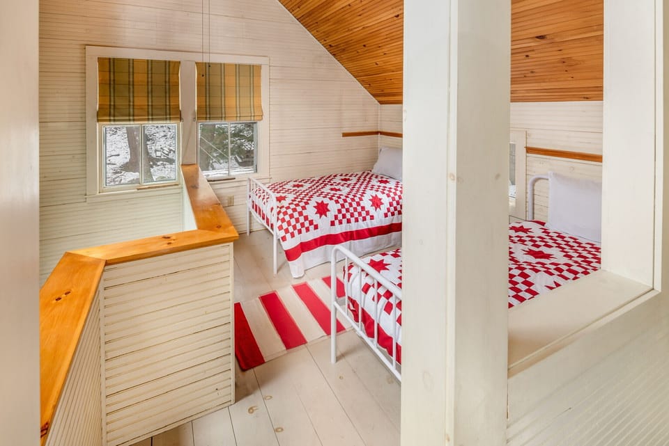 Loft with two twin beds 