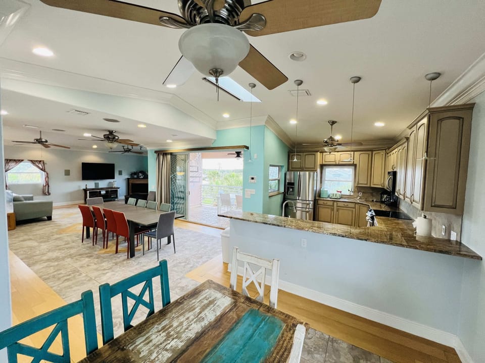 Full Kitchen - Open Concept