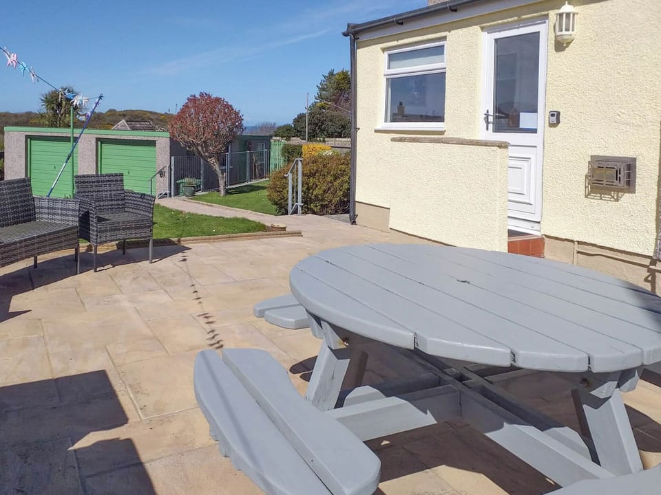 Exterior | Trem Y Werydd, Amlwch