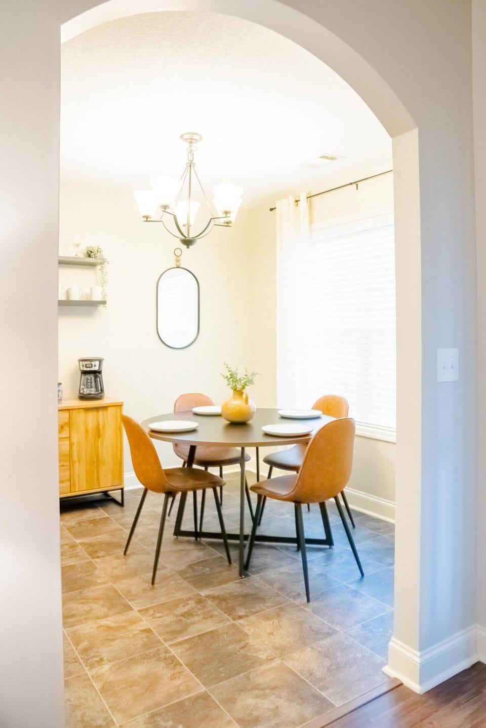 Fully Equipped Kitchen w/dining table