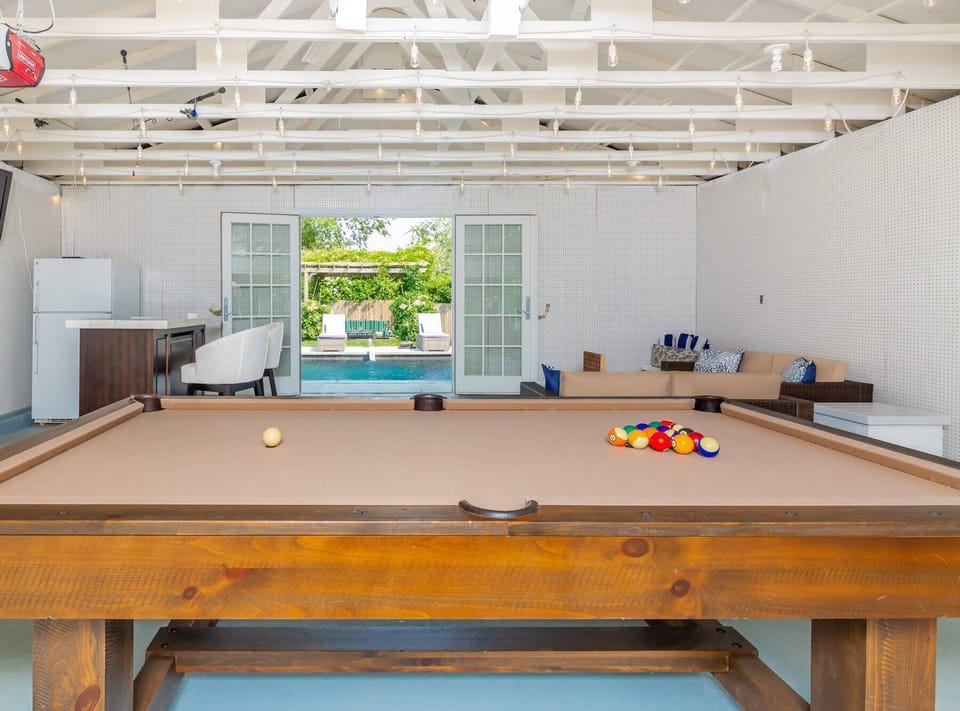 Pool Table, Extra Refrigerator, Wet Bar And Smart TV with All The Channels