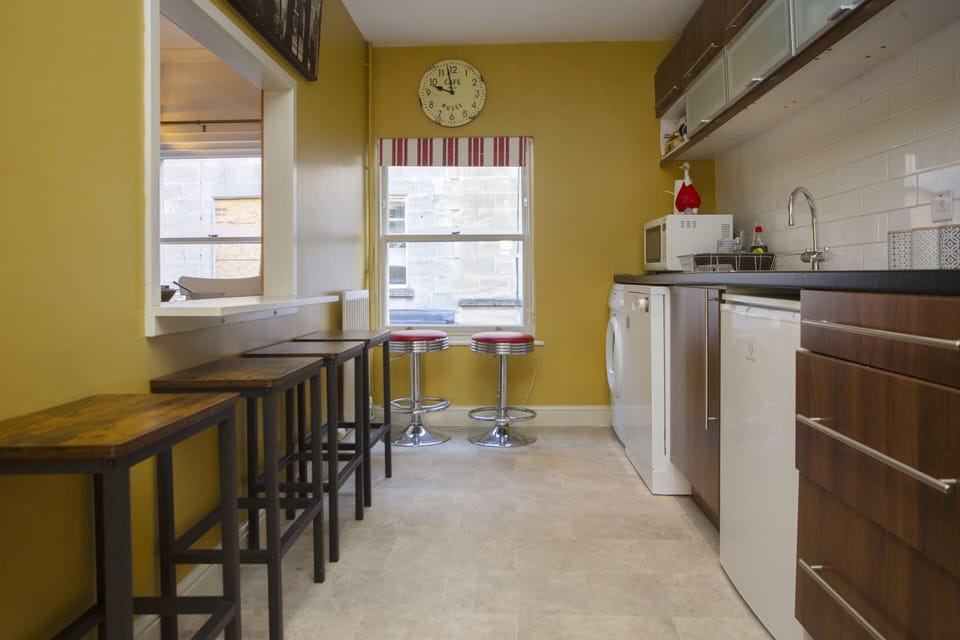 Fully Equipped Kitchen with Breakfast Bar