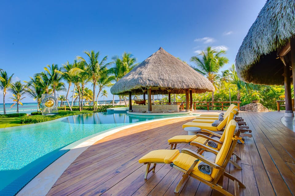 Beachfront Villa with Unique Views, Outdoor Furniture and Bocce Court