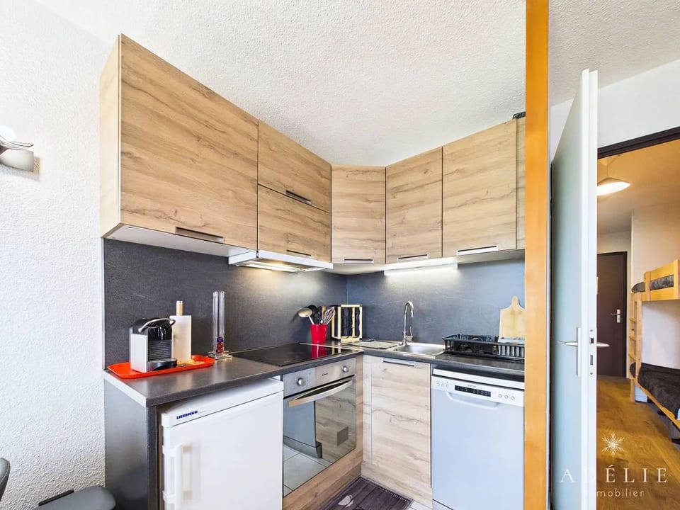 Residence Bouquetins B - Studio cabin 80m from the slopes with parking, South exposure Apartment in Montvalezan