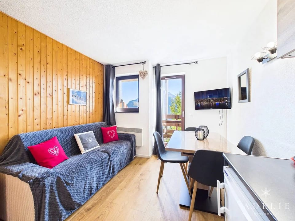 Residence Bouquetins B - Studio cabin 80m from the slopes with parking, South exposure Apartment in Montvalezan