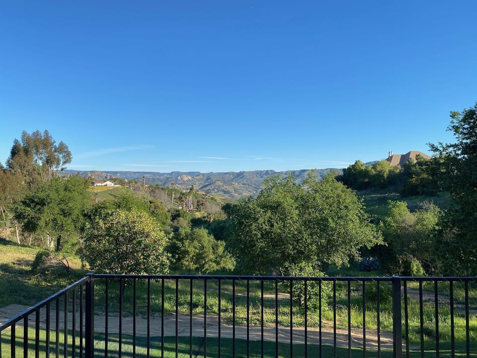 close to town,easy/flat roads yet Privacy/nature Views -sounds of nature abound