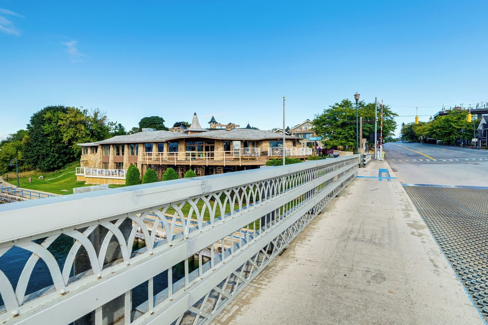 Riverwalk (Walking Distance)