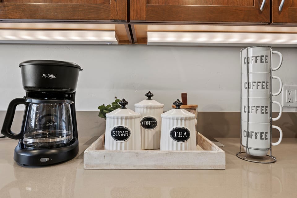 A complimentary coffee and tea bar are thoughtfully provided