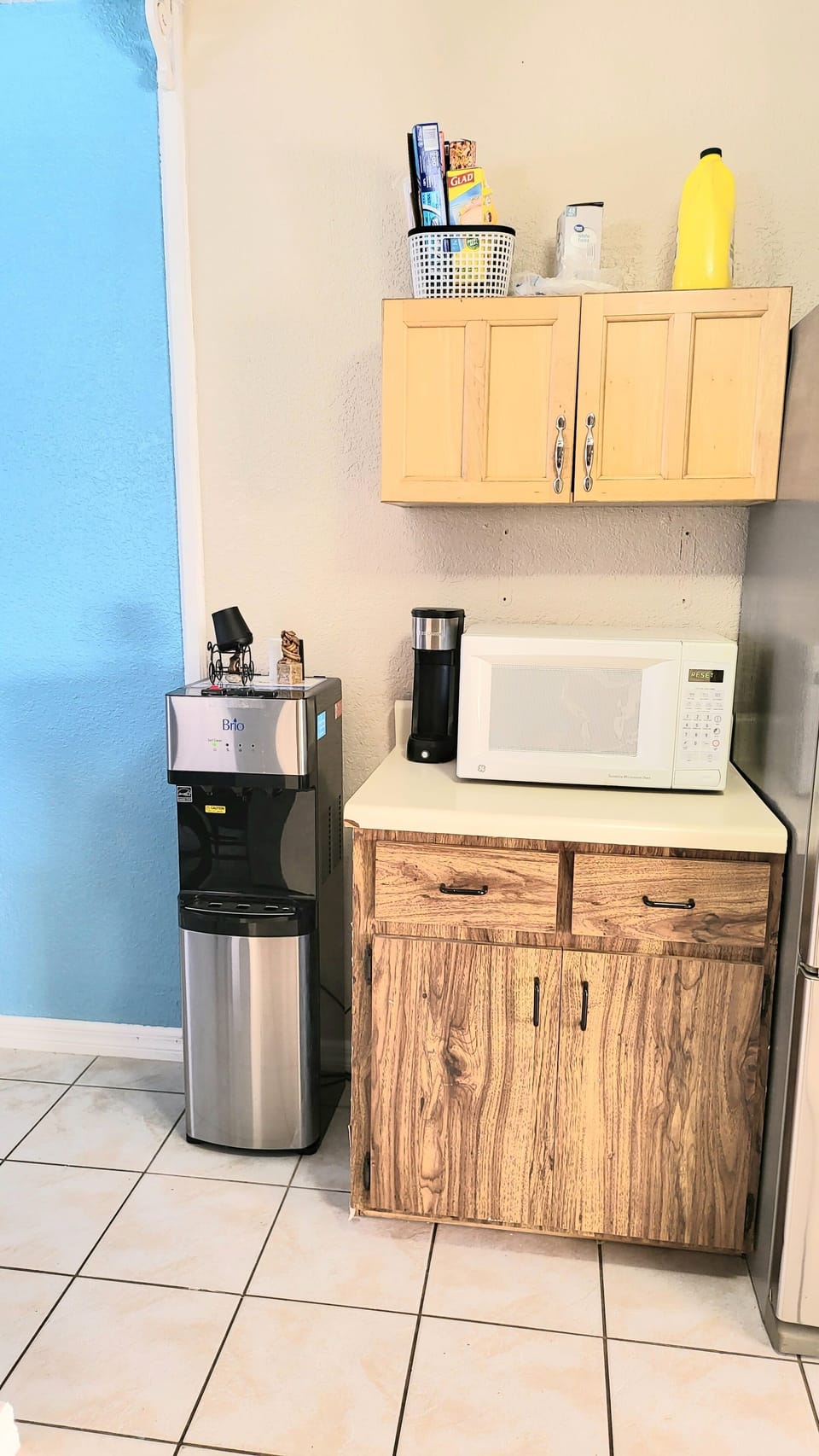 litter coffee area with full water fountain 