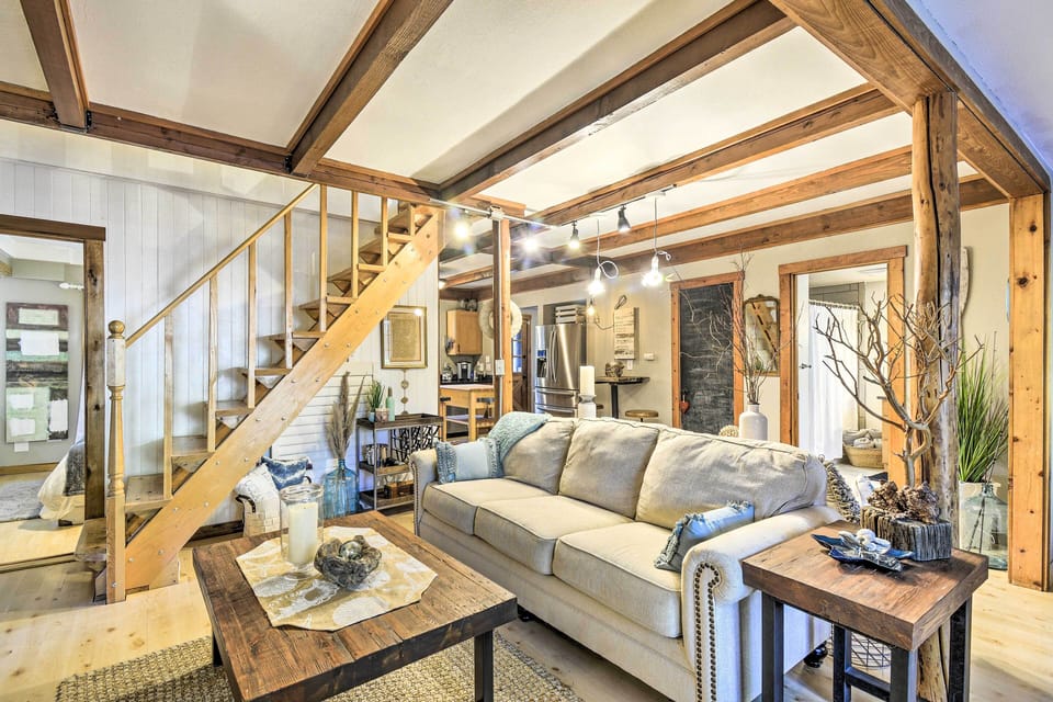 Living Room | Free WiFi | Central Heat & A/C