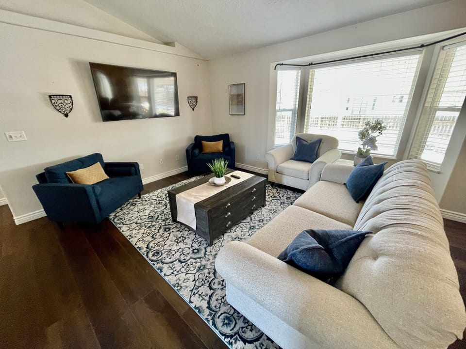 Living room 1 - Main floor, open concept, smart TV, lots of seating.