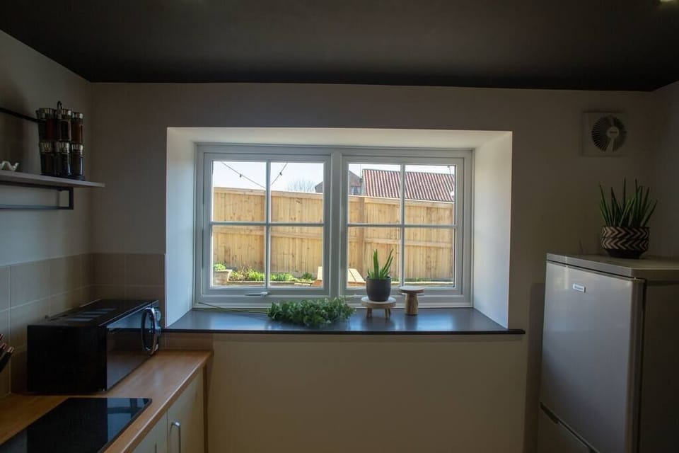 fully equipped kitchen in one bed quirky holiday home