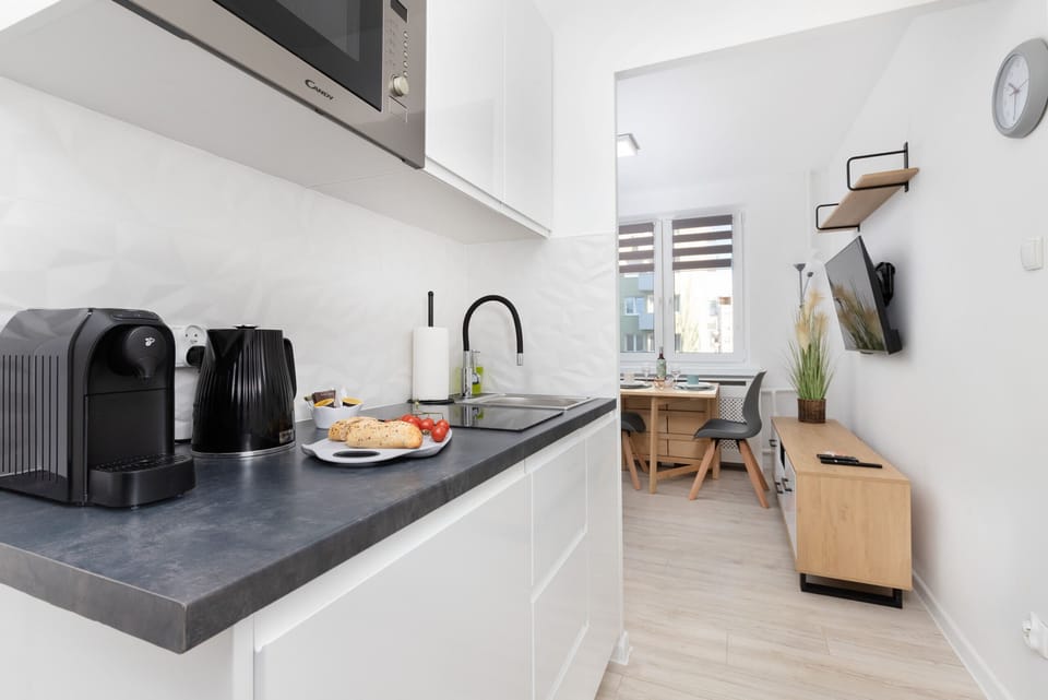Modern kitchen with sleek white cabinetry – Fully equipped for cooking with a clean and minimalist design.