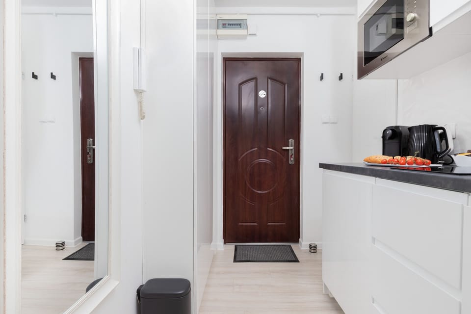 Entrance hallway with practical shelving – A neat and tidy entryway with storage and modern lighting.