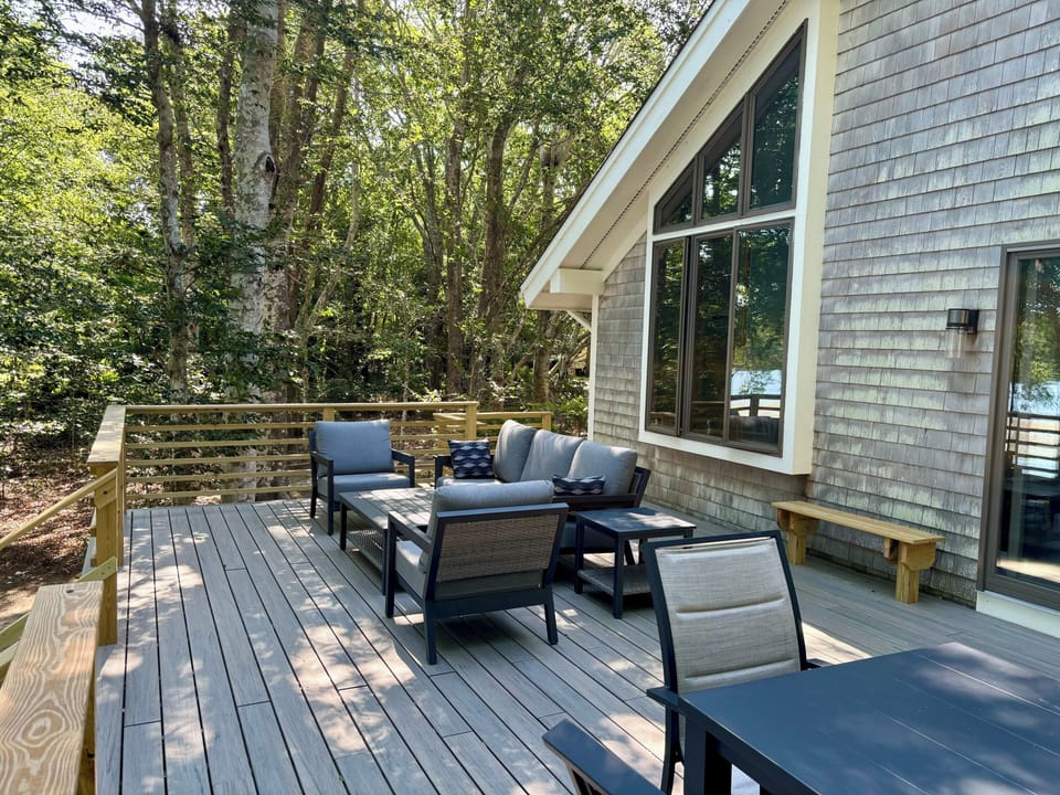 Deck seating area