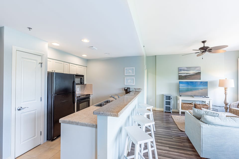 Breakfast Bar & Living Area